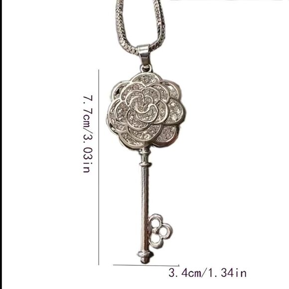 - 🗝️Sparkly Floral Key Pendant Sweater Chain🗝️ - Picture 15 of 17
